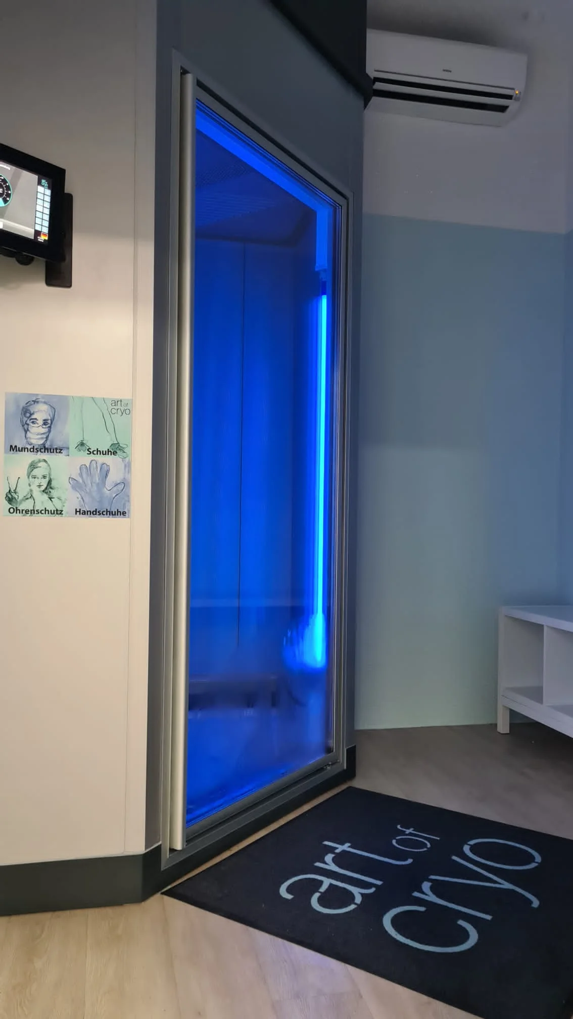 Die blau beleuchtete Kältekammer bei Cryo Hamm